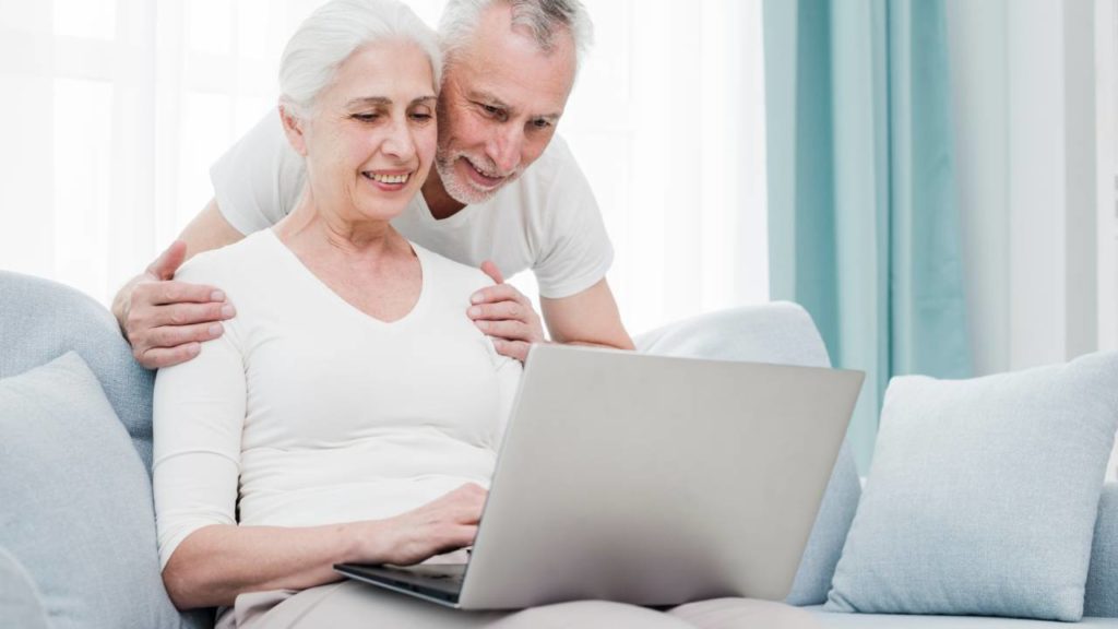 pareja-mayor-buscando-departamento