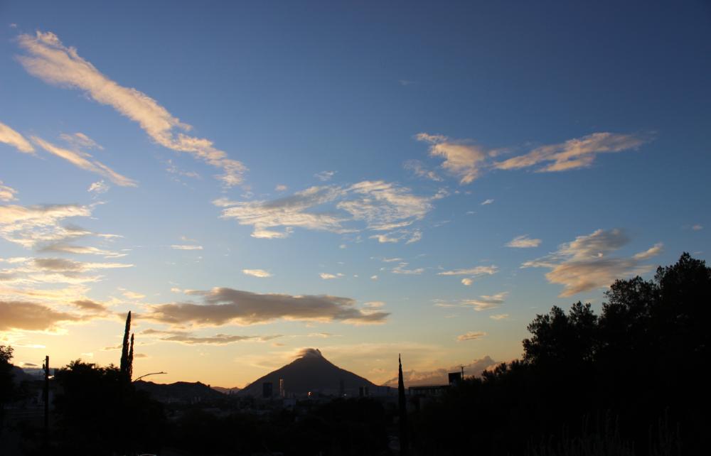 vista de la ciudad de monterrey desde parque hundido en contry
